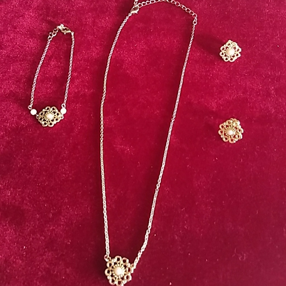 NEW🎁Avon Belle and Blush Filigree 3 Gift set - Picture 1 of 5